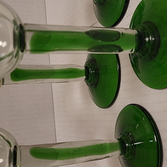 Set of 4 Handblown Green Stemmed Wine Glasses - Picture 15 of 16